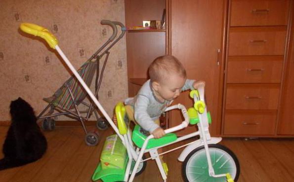 start silnika dziecka na rowerze trójkołowym