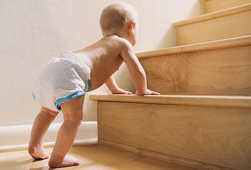 Ile miesięcy zaczynają dzieci i jak pomóc dziecku w podejmowaniu pierwszych kroków?