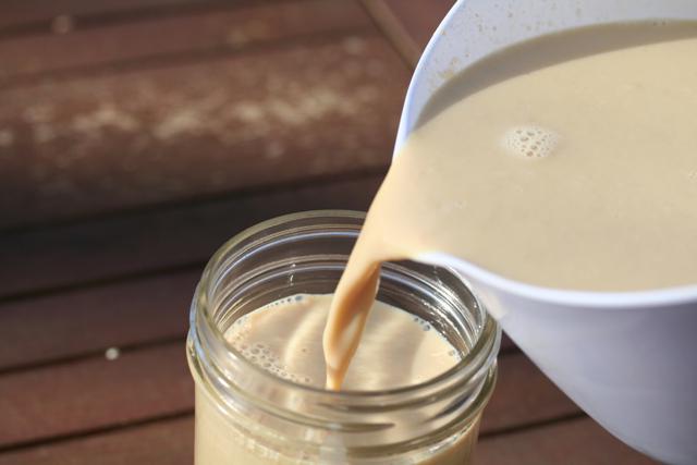 Jak prawidłowo zagęszczać mleko w domu? Przepis na domowe mleko skondensowane