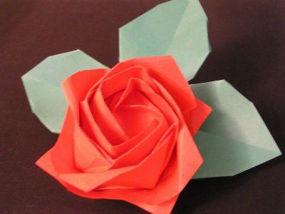 Jak zrobić kwiaty z papieru? Trzy proste sposoby robienia róż