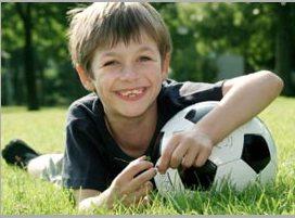 Gry z piłką w przyrodzie - korzyści dla dzieci i dorosłych